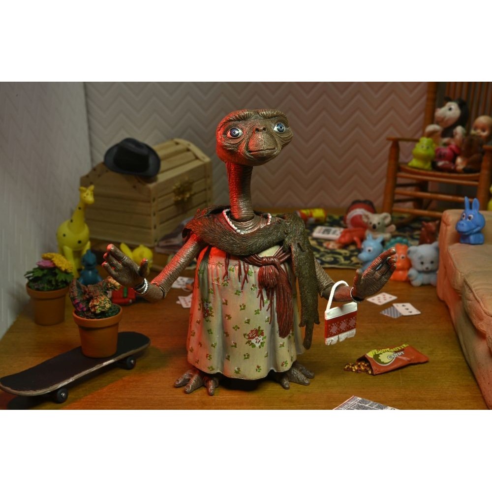 NECA E.T. L'EXTRATERRESTRE 40TH ANNIVERSARY DRESS-UP ULTIMATE ACTION FIGURE