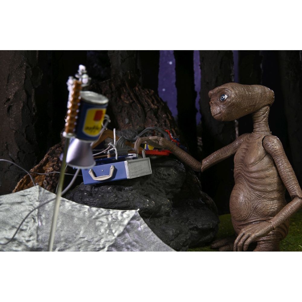 E.T. L'EXTRATERRESTRE 40TH ANNIVERSARY LED CHEST DELUXE ULTIMATE ACTION FIGURE NECA