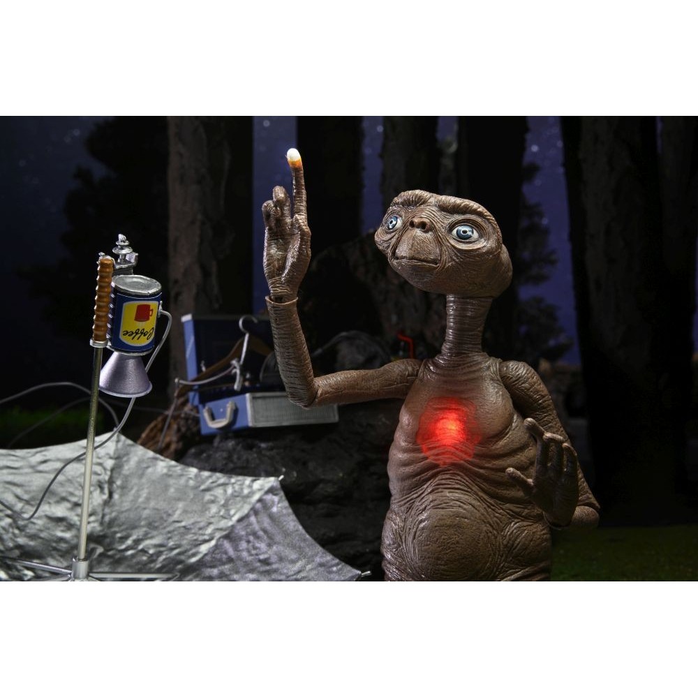 E.T. L'EXTRATERRESTRE 40TH ANNIVERSARY LED CHEST DELUXE ULTIMATE ACTION FIGURE NECA