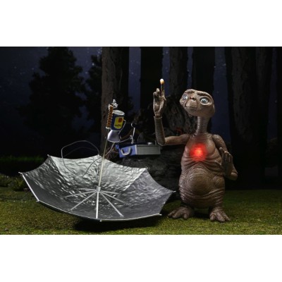 E.T. L'EXTRATERRESTRE 40TH ANNIVERSARY LED CHEST DELUXE ULTIMATE ACTION FIGURE NECA