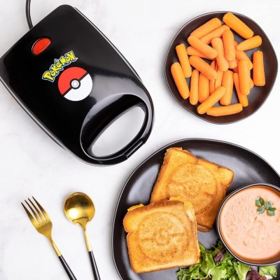 UNCANNY BRANDS POKEMON POKEBALL SANDWICH MAKER