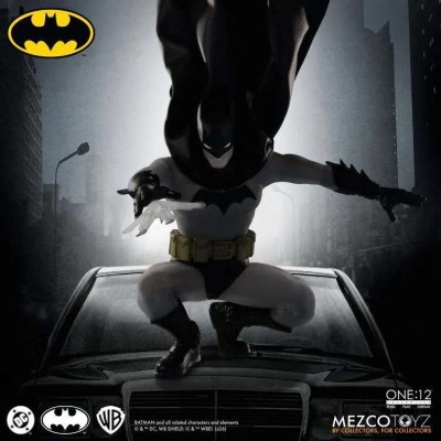 MEZCO TOYS BATMAN YEAR ONE - ONE:12 COLLECTIVE SERIES ACTION FIGURE