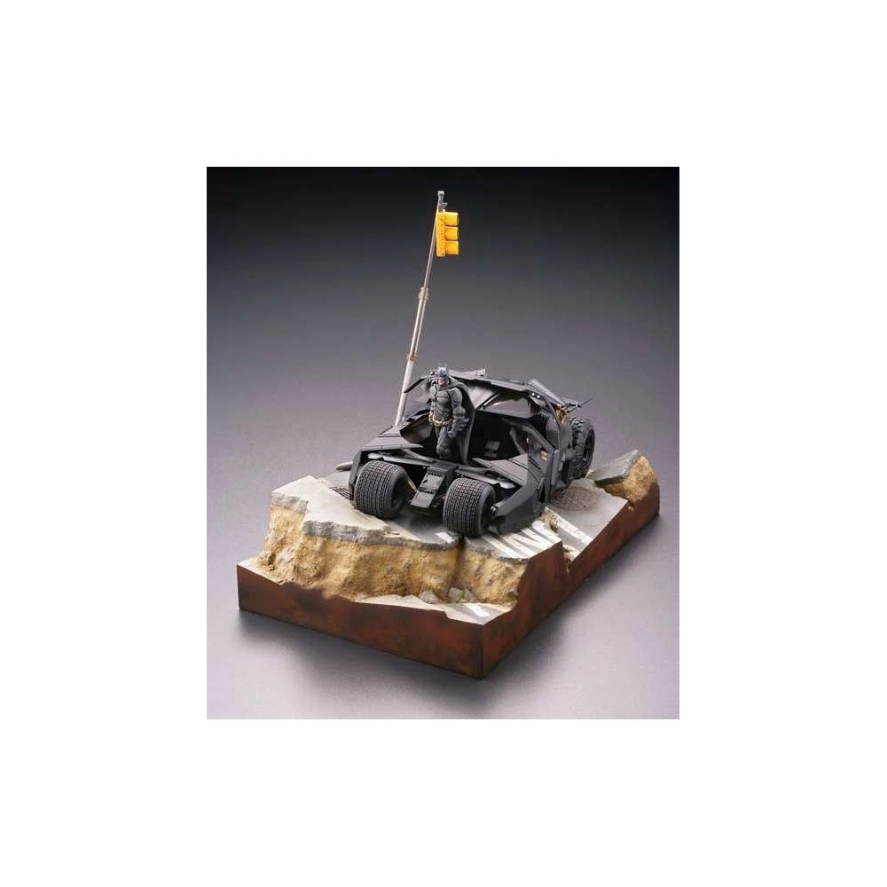 KAIYODO BATMAN THE DARK KNIGHT BATMOBILE TUMBLER IN GOTHAM CITY DIORAMA STATUE