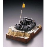 BATMAN THE DARK KNIGHT BATMOBILE TUMBLER IN GOTHAM CITY DIORAMA STATUA FIGURE KAIYODO