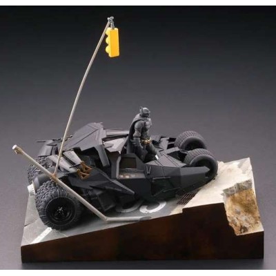 BATMAN THE DARK KNIGHT BATMOBILE TUMBLER IN GOTHAM CITY DIORAMA STATUA FIGURE KAIYODO