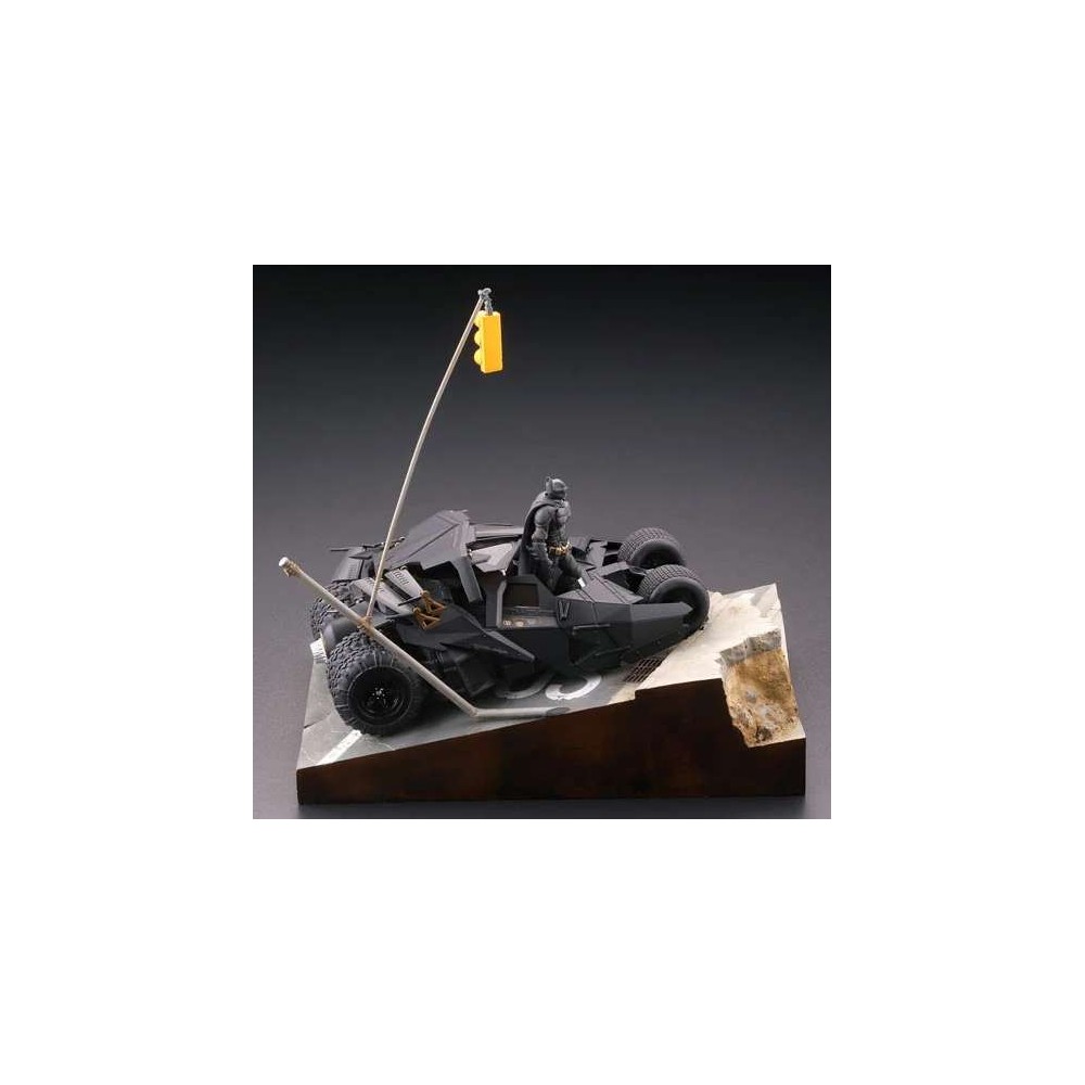 BATMAN THE DARK KNIGHT BATMOBILE TUMBLER IN GOTHAM CITY DIORAMA STATUA FIGURE KAIYODO