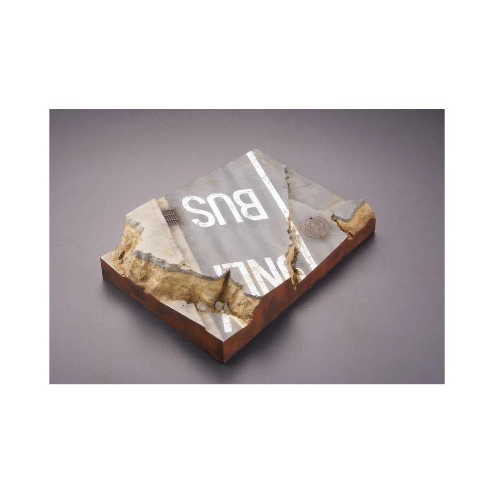 BATMAN THE DARK KNIGHT BATMOBILE TUMBLER IN GOTHAM CITY DIORAMA STATUA FIGURE KAIYODO