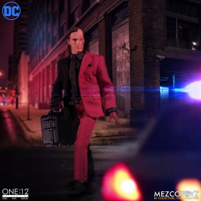 MEZCO TOYS BATMAN - TWO FACE ONE:12 COLLECTIVE ACTION FIGURE