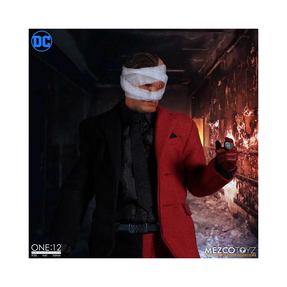 MEZCO TOYS BATMAN - TWO FACE ONE:12 COLLECTIVE ACTION FIGURE