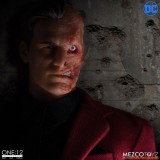 MEZCO TOYS BATMAN - TWO FACE ONE:12 COLLECTIVE ACTION FIGURE
